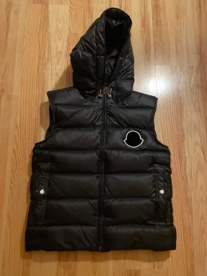 Moncler väst - Såld. Kolla andra produkter 👉