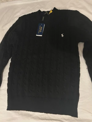 Svart ralph lauren tröja - Svart ralph lauren med vit logo. Aldrig använd, helt ny. Storlek S.