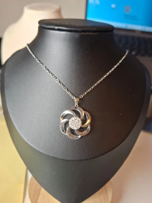 Silverfärgat halsband med blomma - Fler fina accessoarer finns på min profil 💍  More exquisite accessories on my profile listings.
