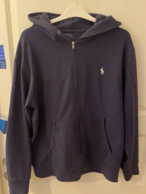 Mörkblå hoodie från Polo Ralph Lauren - Mörkblå hoodie med dragkedja från Polo Ralph Lauren OBS r€p Priset är inte hugget i sten 🪨 