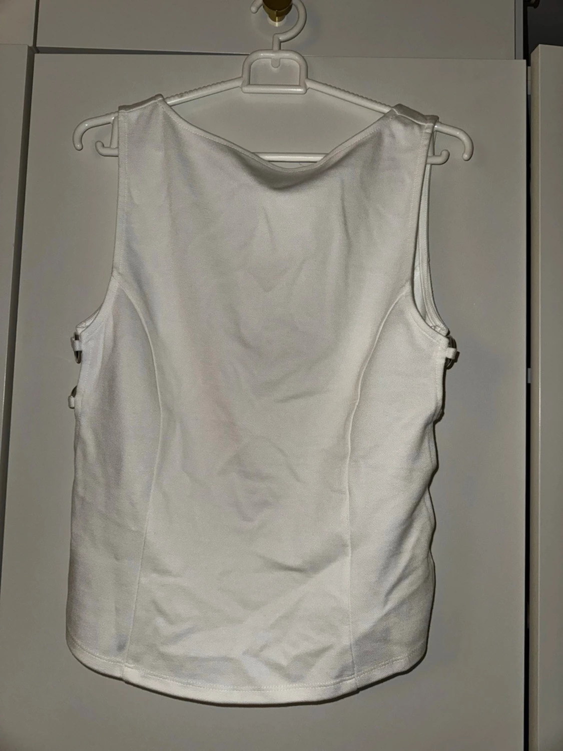 Vit linnetopp med ringdetaljer Bik Bok