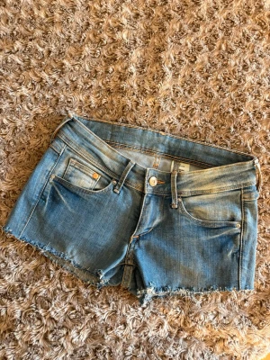 Blå jeansshorts  - Low waist shorts!! Jätte snygga 🥰🥰w25