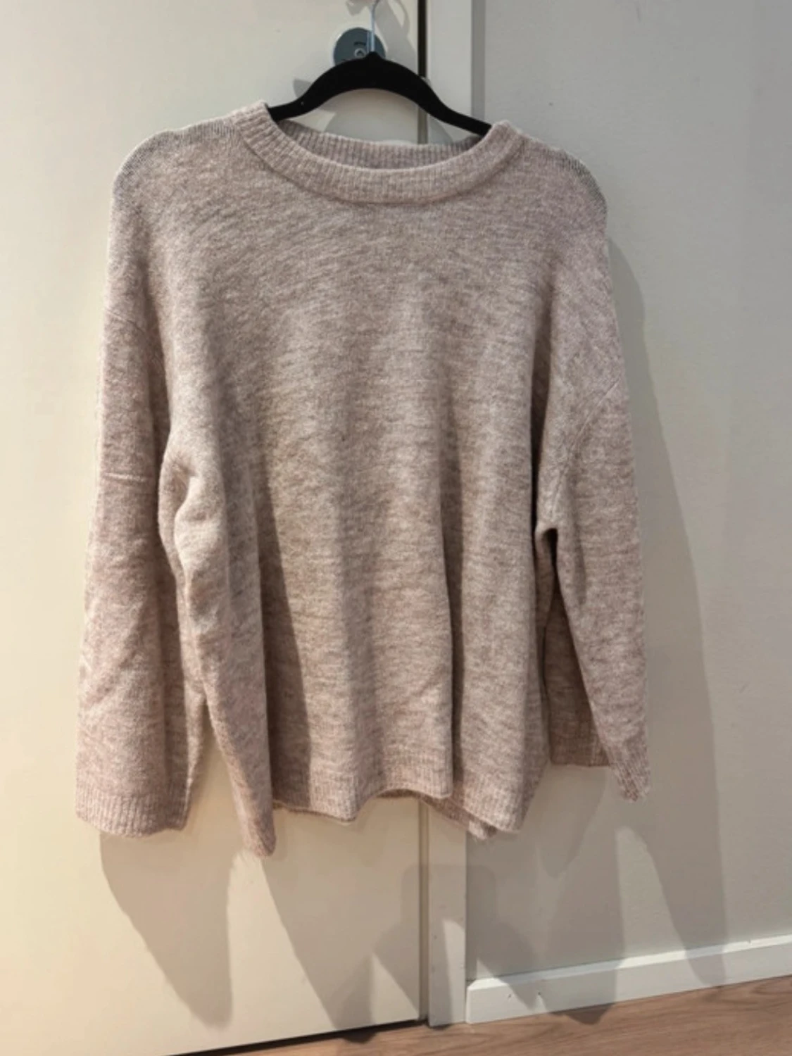 Beige stickad tröja med rund hals