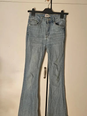 Ljusblå bootcut jeans 157 - Säljer ett par ljusblå bootcut jeans från 157 med normal midja. Jag måste varna att de ser mycket mer högmidjade ut här än vad de är på. Jeansen har en snygg tvätt och är tillverkade i mjukt denimtyg. Tyget är jättestretchigt och förlåtande.