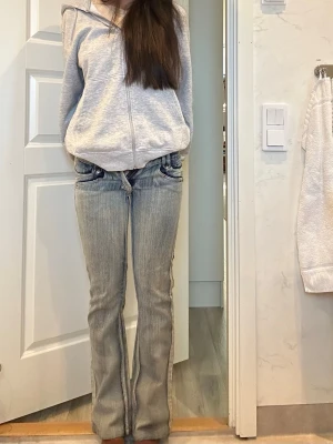 Low waist jeans - Säljer dessa då dom blivit alldeles för små på mig 💔 jag är 170, 36/S för referens så skulle rekommendera byxorna till någon i mindre storlek 🫶🏼  - lätt slitage vid bensluten baktill (se bilder)  - byxorna är nytvättade och känns därför lite stela, men mjuknar upp efter ett par användningar!  - ljusare fläck finns på framsidan (se bild)  **Angivna mått är ungefärliga**