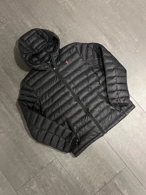 Ralph lauren dunjacka  - Snygg och stilren Ralph lauren jacka i mycket bra skick. Storlek barn XL men passar S lika bra. Tveka inte att höra av er med frågor och funderingar och kolla gärna in mina andra annonser så kan vi säkert fixa ett bra paketpris🤩🤩