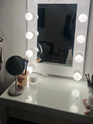 Sminkspegel med LED-belysning - Snygg sminkspegel från Mio som heter ”Mira” , det finns plats för 12 ledlampor som ingår , den är 50cm bred , 70cm hög och 6,3cm djup😚 Skriv om frågor!🥰