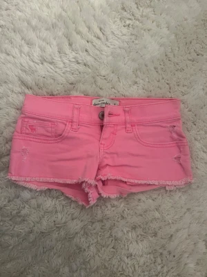 Snygga rosa abercrombie shorts - Snygga rosa shorts perfekt till sommaren, midjemåttet rakt över är 31 cm. De är i barnstorlek💖