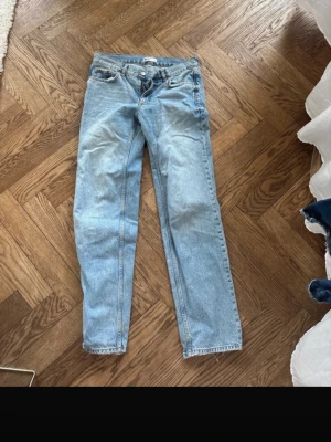 Lågmidjade jeans - straight fit - Säljer ett par blåa , lågmidjade jeans från Gina Tricot (säljs inte längre i butik).  Byxorna är i storlek 36, straight modell