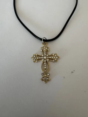 Svart halsband guldig kors silverstenar - Halsband som inte är i äkta silver/guld. Kedja är oftast 50cm men kan ibland komma i 45cm. Kedja är rostfritt stål, berlock oftast i zinklegering men kan även det i vissa fall vara rostfritt stål. Be gärna om mått på berlock om detta är viktigt då bilderna är missvisande när det gäller hur stora dom är! 🌹❤️  Allt är nytt.  Bud accepteras inte 🥰🌹