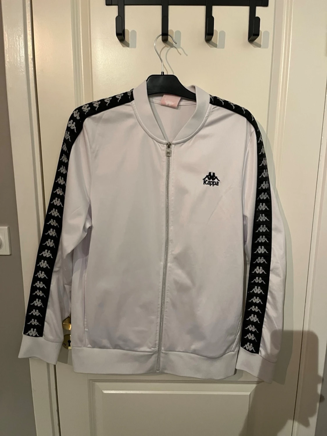 Vit Kappa track tröja med svarta detaljer