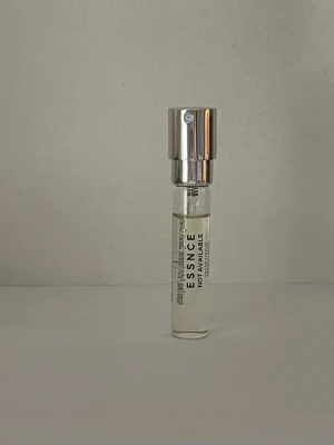 Essence Not Available parfym -  Essence Not Available 8ml testad. . Doften har toppnoter av kanel, ananas, grapefrukt och bergamott.Hjärtnot tobak, myrra, Tonkaböna  Basnot Sandelträ  amber Perfekt för dig som gillar fruktiga och kryddiga toner. Nypris 130+ frakt. 