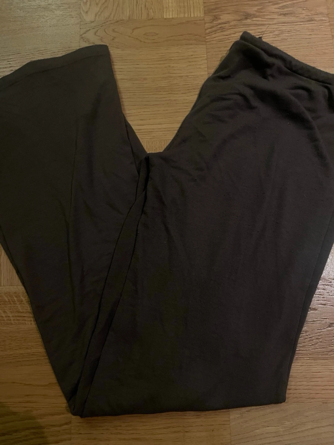 Mörkbruna loungewear-byxor från Nelly - 1