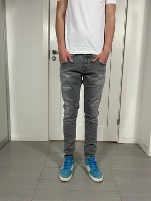 Dondup Jeans - Säljer nu dessa Dondup Jeans med snygga slitningar i populär design, skriv för fler bilder/frågor🙌🏼