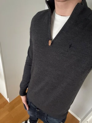 Mörkgrå halvzip-tröja från Morris - Morris Halvzip tröja | 100% merinoull | Mycket bra skick | Storlek S, modellen är 185 | Ställ gärna frågor 🙌🏼