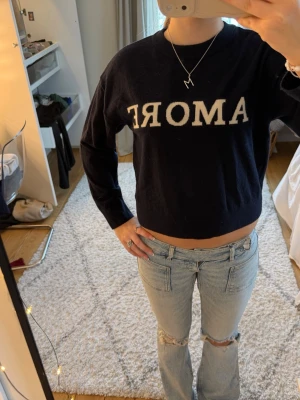 mörkblå stickad tröja med en vit text  - jättefint knappt använd 