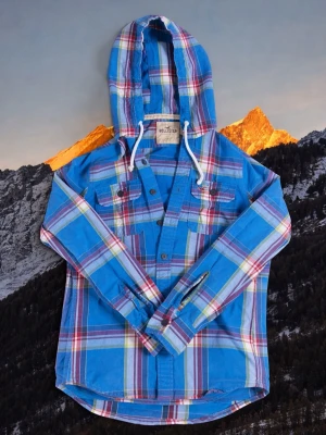 Väldigt sällsynt overshirt från hollister  - As snygg och eftertraktad overshirt från hollister. Den är i väldigt fint skick och passar till mycket. Priset kan absolut diskuteras! 