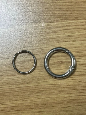 Nyckelringarna man kan välja på✨ - Det är dessa två nyckelringar man kan välja mellan om man köper jeansberlocker från KEYBE-UF! Den första nyckelringen kallas för vanlig, kostar 79kr. Den andra nyckelringen kallas för enkel, kostar 99kr.