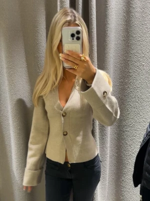 Beige kofta med knappar - Beige kofta med v-ringning och knappar framtill. Den är från Gina tricot och är i storlek XS. Använd 1 gång💓💓