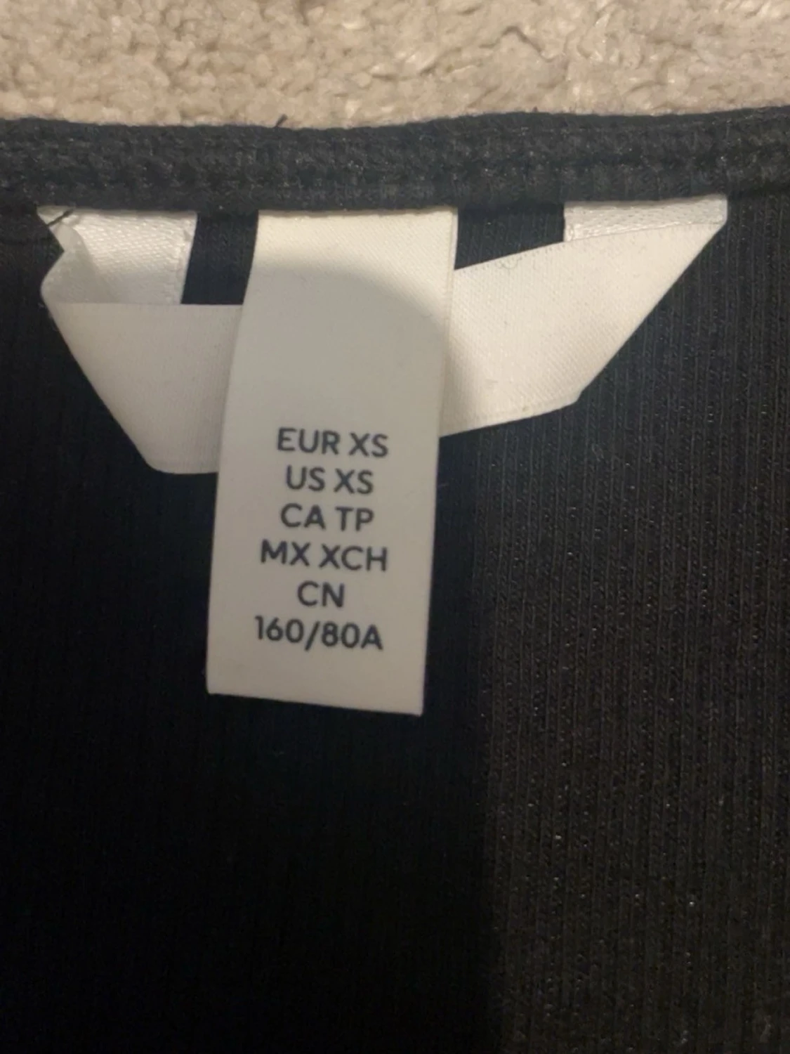 Urringad svart tröja  - 1