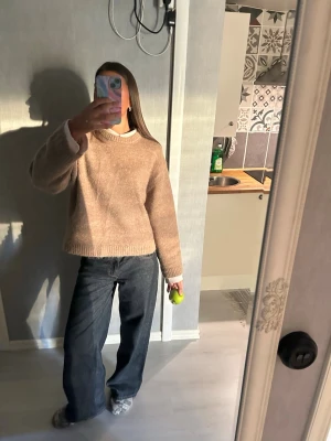 Beige stickad tröja i ullmix - Mysig beige stickad tröja med rund hals och avslappnad passform. Tröjan har långa ärmar och ribbade muddar vid ärmslut och nederkant. Perfekt för både vardags outfit och mer uppklätt❣️