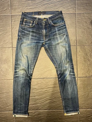 Nudie jeans selvedge jeans - Säljer dessa nudie jeans i modellen lean Dean selvage. Extremt snygga fades och whiskers. Längd 32 och midja 29. Skriv vid minsta fundering!