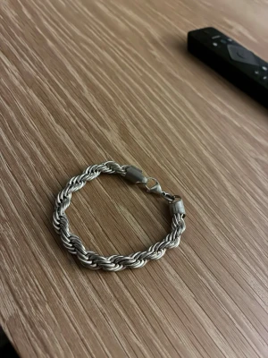 Silver armband - Silver pläterat armband, använt ett par gånger. Väldigt fint skick. 19cm