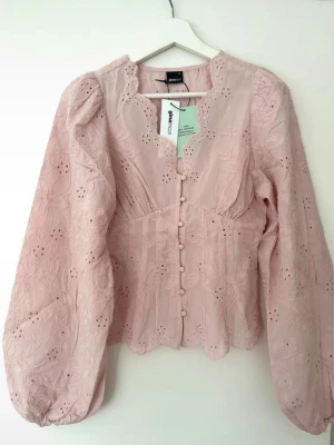 Rosa broderad blus från Gina tricot - För liten för mig