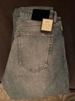 Neuw Ray Straight ljusblå jeans - Säljer ett par ljusblå Neuw Ray Straight jeans med regular straight fit. Klassisk femficksmodell och snygg tvättad denim. Perfekta för dig som gillar en avslappnad men stilren look.