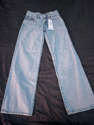 Lågmidjade jeans - Ljusblåa lågmidjade jeans, str 32. Säljer för de inte passa mej, oanvända 💕Nypris 400kr🤗