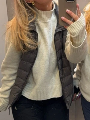 Uniqlo väst - En superfin grå väst från uniqlo, perfekt till skidresan och afterski. Super fint skick! 🩷