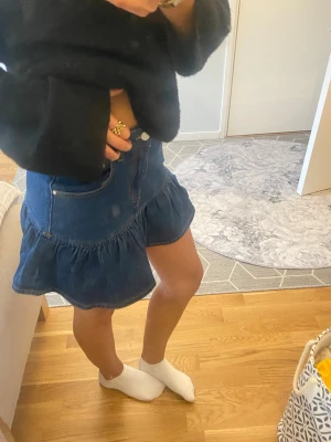 Jeanskjol Bikbok - Jättesöt jeanskjol med volanger, från bikbok🤍