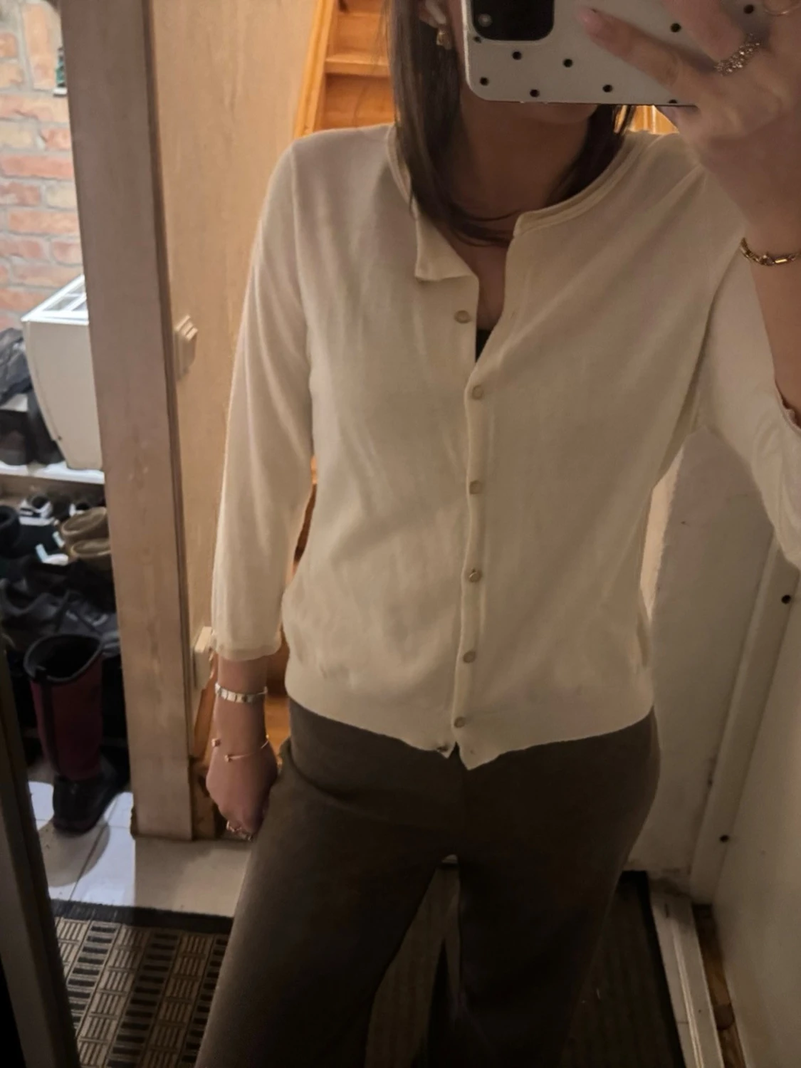 Krämvit kofta med knappar - 1