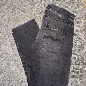 Nudie jeans - Säljer nu dessa feta svart/gråa faded Nudie jeans i storlek 29/32, de har en riktigt schyst färg! Väldigt bra skick (nyskick). Det är bara att skriva till mig vid funderingar osv! 🤩