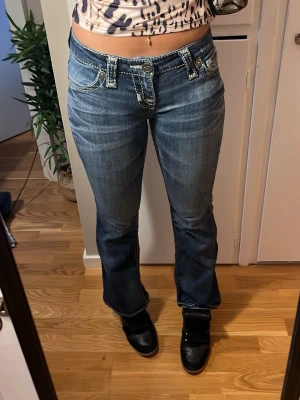 Bootcut lågmidjade jeans - Snygga lågmidjade jeans med detaljer på fickorna! 📏Midja: 34(stretchig) innerben; 76cm totala:97cm