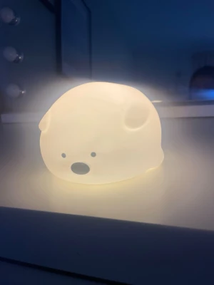 Isbjörn nattlampa - Säljer en isbjörnlampa silikonmaterialen.🤍🐻‍❄️                                                   Den kan lysa i rött, blått, grönt, gult, oranget, rosa, lila och vitt. Den har också ett läge där den automatiskt skiftar färger. Köpt från kawaii shop i haga💗OBS: Laddaren till lampan ingår❗️