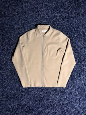 Samsoe Somsoe tröja - Säljer en mycket snygg tröja ifrån Samsoe Samsoe. Den passar mycket fint för laget på lager outfits och sitter skönt på. Den är lite nopprig men ska gå att få bort. Notera att den är lite mörkare än på första bilderna. Hör av er vid minsta fundering!