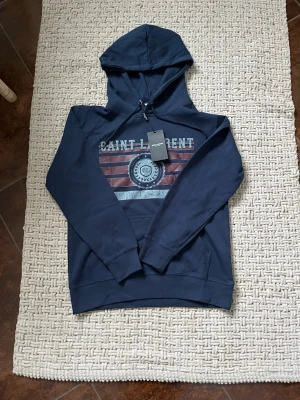 Saint Laurent Hoodie - Säljer denna asfeta eftertraktade saint laurent hoodien för ett helt otroligt pris! Storleken är S men sitter lite stort, passar nog dig som är runt 170cm . Priset går att diskutera! Hör av er vid frågor eller funderingar🤩