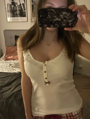 Vitt Odd Molly linne knappar spets rosett  - Storlek: 1 (motsvarar xs-s)  Färg: Vit  Märke: Odd Molly  Utseende: Linne i skönt och tunt material med knappar, spets som följer urringningen med en rosett på   Mycket fint! Kommer ej till användning  