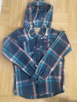 Sällsynt hollister skjorta med luva  - Tja! Säljer denna tvär snygga hollister skjortan. ‼️Fraktar samma dag som köp‼️Sitter riktigt bra och passar till mycket! Modell är 176 och 58 kg! 