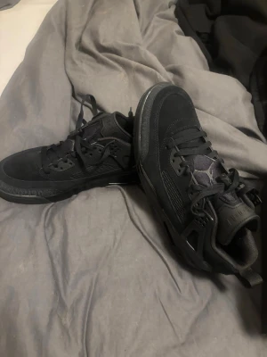 Svarta Air Jordan 4 Retro sneakers - Säljer ett par helsvarta Air Jordan 4 Retro sneakers med klassisk mesh och läderdetaljer. Skorna har ikoniska plastdetaljer vid snörningen och tjock sula för extra komfort. Perfekta för dig som gillar stilrena och sportiga sneakers. Helt oanvända, kvitto och låda finns.