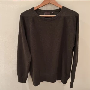 Oscar Jacobson stickad tröja  - Grönbrun stickad tröja i ull från Oscar Jacobson stl Medium i mycket bra skick. Nypris 1299kr!