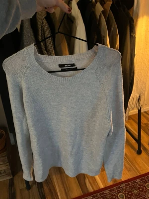 Ljusblå stickad tröja Bik Bok - Ljusblå stickad tröja från Bik Bok med rund halsringning och långa ärmar. Tröjan har en enkel, klassisk design med ribbade muddar vid ärmslut och nederkant. Perfekt basplagg för lager på lager och passar till det mesta. Vet inte vad storleken är med uppskattar typ en S.