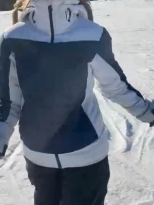 McKinley skidjacka  - Jätte fin skidjacka. Jätte varm så man kan ha ett underställ under utan att behöva ha en tjockare tröja till. Finns ficka för liftkort på armen, hög krage och en finns bältliknande som man knäpper som man ser på andra bilden. Jätte små defekter  Pris går att diskutera  Andra bilden är inte min.