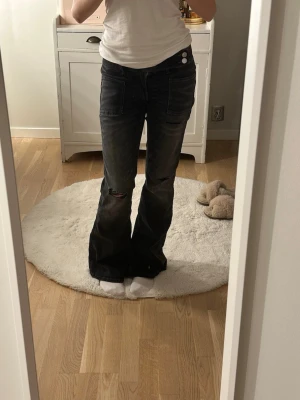 coola gina jeans!!💕💕 - supersnygga svarta jeans med hål från gina i superfint skick!💖💖