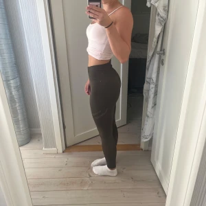 Skogsgröna träningsthights, aimn - Säljer ett par skogsgröna leggings med snygga meshdetaljer längs benen från aimn.🖤De är högmidjade och har tight passform, perfekta för träning. Materialet är stretchigt och sitter skönt mot kroppen och ger bra rörelsefrihet. Knappt använda. 