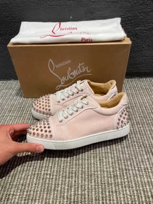 Christian Louboutin skor - Hej, säljer nu dessa svin snygga Christian Louboutin skor. Skorna är i nytt skick!  Begränsat antal boxar och dustbag. Hör av dig vid frågor.