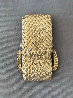 Flätat bälte i guld med metallspänne - Snyggt flätat bälte i guld färg med brett band och ett matchande metallspänne.  Bältet har en unik struktur och passar till många olika stilar.