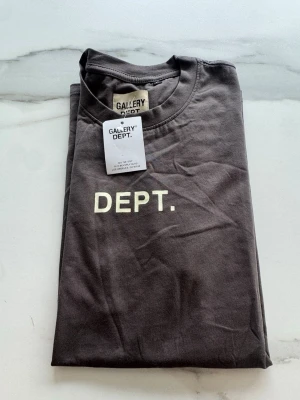 Gallery Dept. T-shirt - Grå Gallery Dept. T-shirt i storlek M. Helt ny med tags! Kom vid funderingar eller med prisförslag 😊