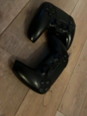 PS 5 kontroller  - Jag säljer mina ps5 kontroller, pga att jag har slutat spela och inte längre använder dom. jag säljer en för 350 och två för 600